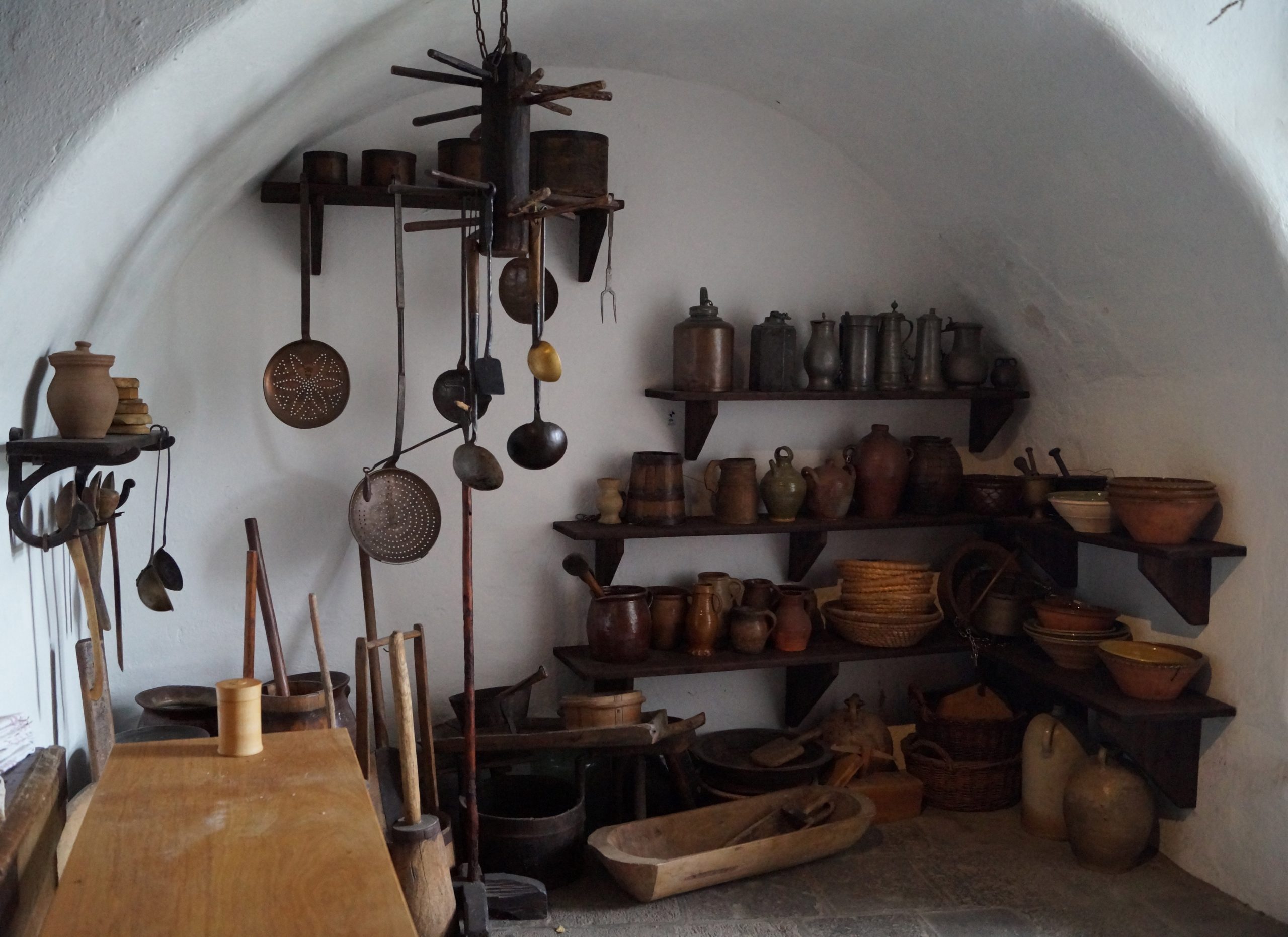 Geschirr in einer mittelalterlichen Küche auf der Marxburg