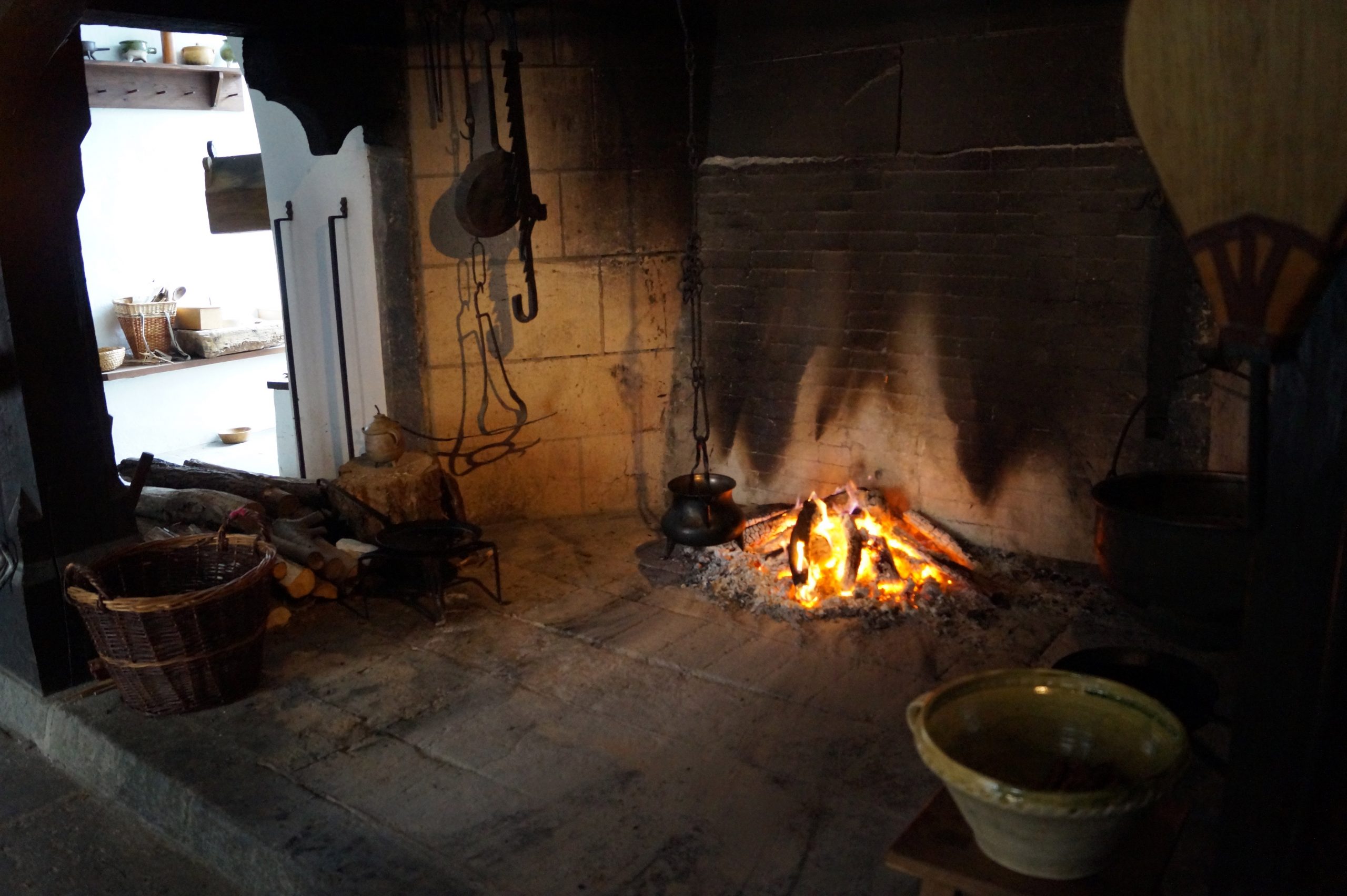Die Feuerstelle in einer mittelalterliche Küche auf der Marxburg.